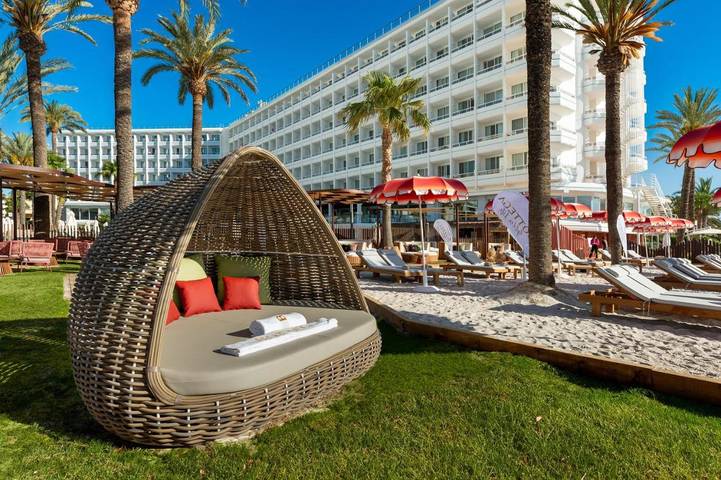 Apartamento, con Balcón y Terraza además de Jardín y Piscina en Playa d'en Bossa