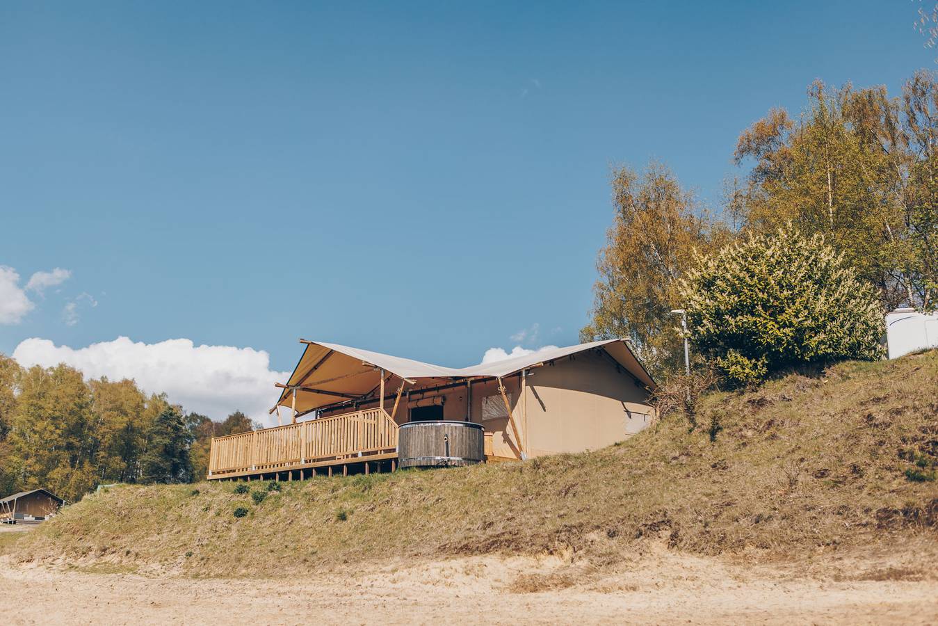 Wb Resort Gmbh — Glamfield Lodge Premium mit Hot Tub | 6 Pers. in Wilsum, Landkreis Grafschaft Bentheim