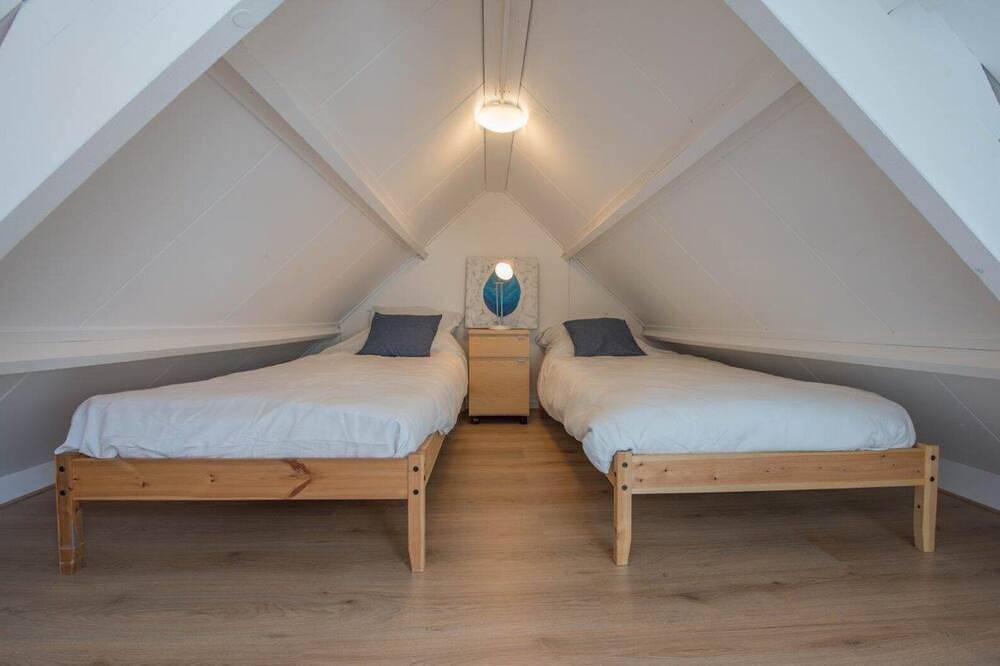 New, luxurious and fully furnished holiday home. Ideal for families or just 2 persons. Parking on site. 5min from beach, 1min from village center. in Groet, Noord-Holland - Nordseeküste