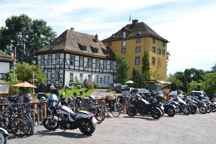 Hotel, mit Terrasse und Garten