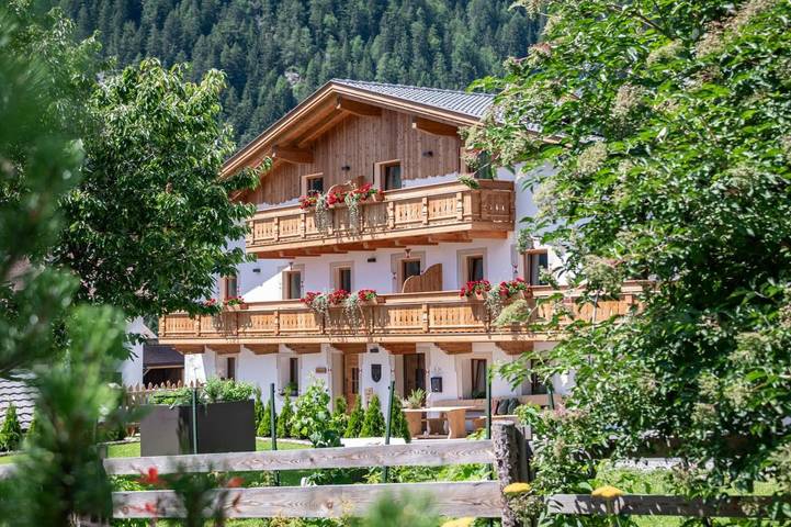 Ferienwohnung für 5 Personen, mit Balkon und Terrasse sowie Garten und Ausblick in Valles