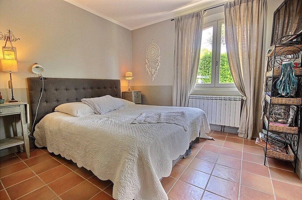 Warm summer Provencal villa, quiet, green, sunny, pisc/garden/jacu/petanque in Mouans-Sartoux, Cannes region