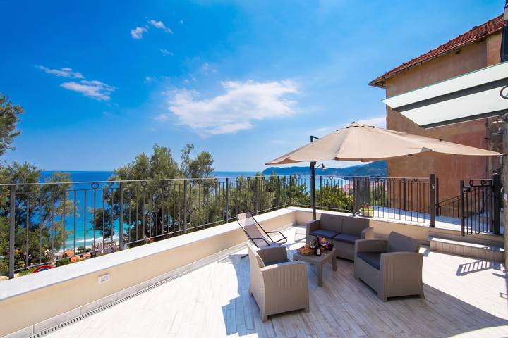 Appartamento per 5 persone, con Balcone e Vista oceano nonché Terrazza e Piscina per bambini a Alassio