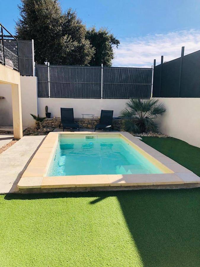 Location de vacances pour 4 personnes, avec vue ainsi que piscine et terrasse à Milhaud - 2