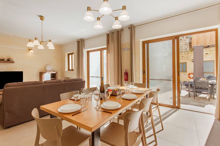 Nadurin, Gozitan villa 7 Bedr. & 2 Pools in Nadur, Gozo
