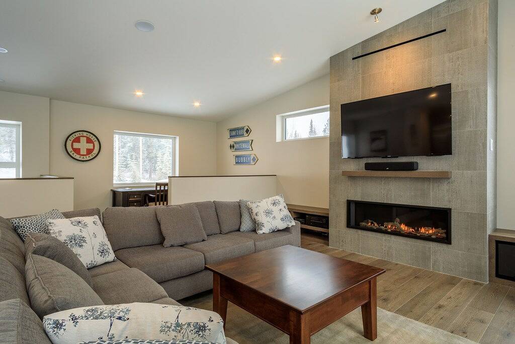 Ski-In / Ski-Out. Gerade gebaut, 4 Schlafzimmer, 3. 5 Badezimmer modernes Stadthaus, 12 Personen in Kicking Horse