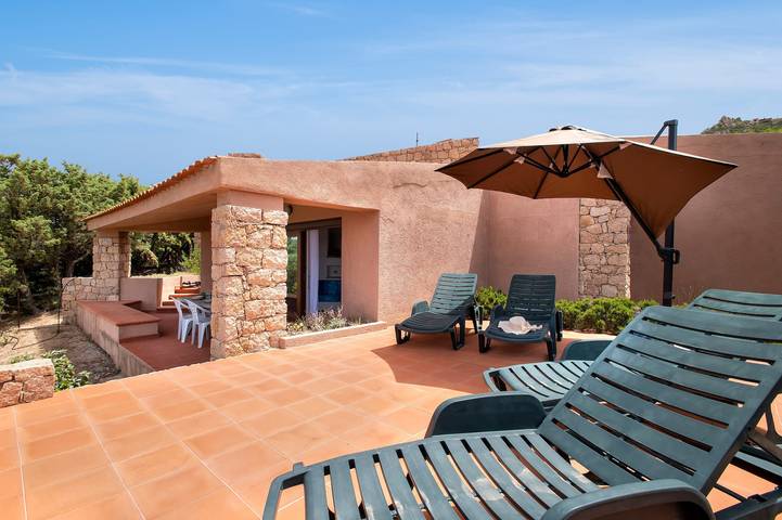 Ferienhaus 'Villa Elena' mit Meerblick, privater Terrasse und Klimaanlage in Costa Paradiso, Trinità d'Agultu e Vignola