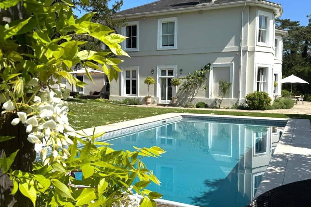 Hinton Main House and Grounds 4 Bed in Kings Worthy, South Downs