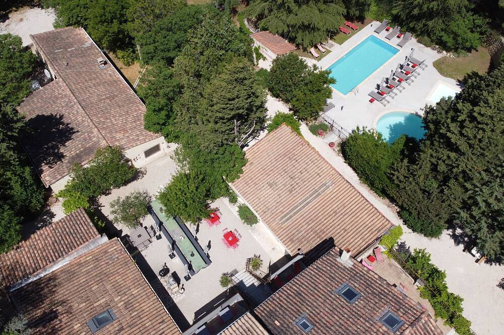 Countryside estate near Avignon, sleeps > 45, swimming pools, activities, garden in Carpentras, Parc naturel régional du Mont-Ventoux