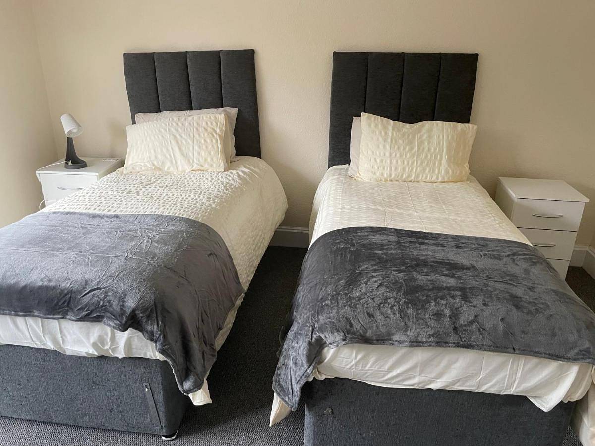 Entire apartment, Large 4 Bedroom Sleeps 8, Spacious Apartment for Contractors and Holidays near Bedford Centre - 1 Free Parking Space & Free Wifi in Bedford