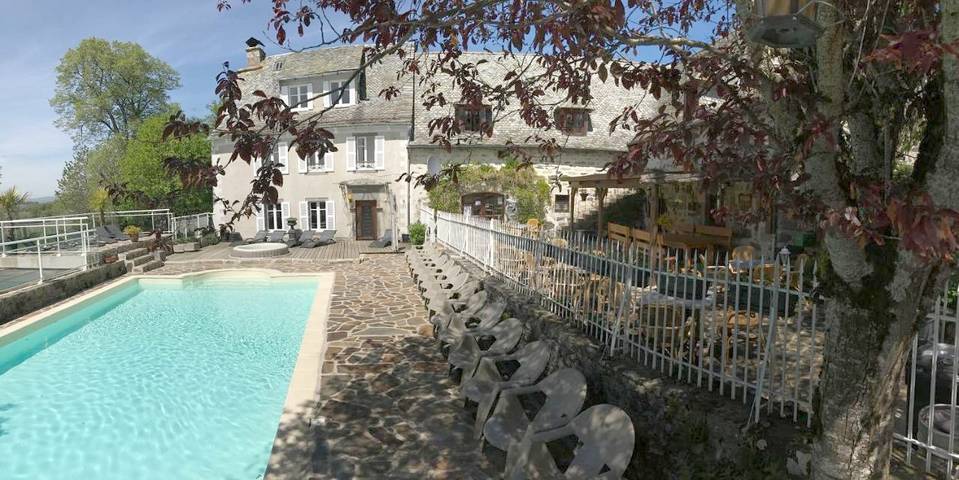 Location de vacances pour 6 personnes, avec piscine ainsi que jardin et vue, animaux acceptés à Graissac