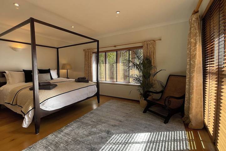 Sanctuary in the Surrey Hills, Secluded Woodland Cottage, Walking Cycling Nature in Effingham, Guildford