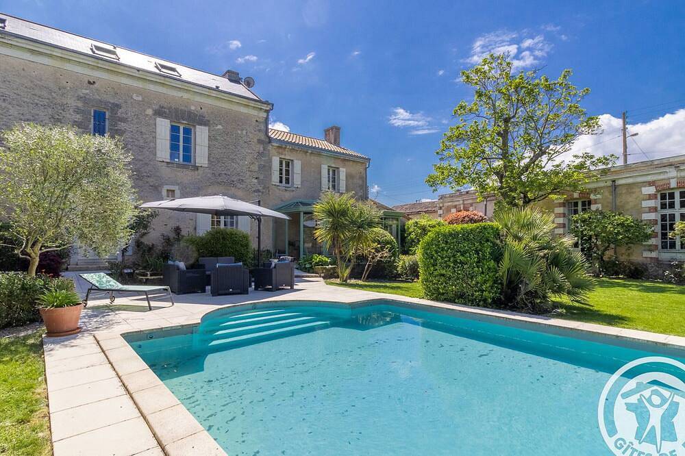 Encantadora habitación en Doué-en-Anjou con piscina y desayuno local in Saint-Georges-sur-Layon, Valle del Loira