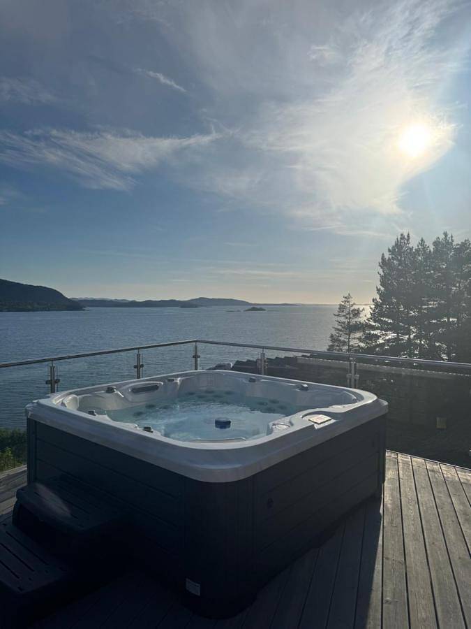 Villa für 10 Personen, mit Balkon und Whirlpool sowie Terrasse und Ausblick in Strand (Rogaland)