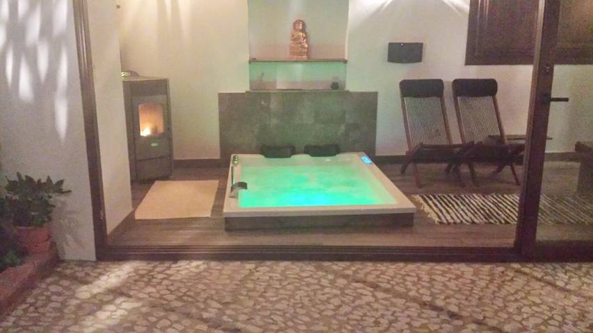 Casa rural para 4 personas, con Balcón y Jacuzzi además de Terraza y Jardín en Castaño del Robledo