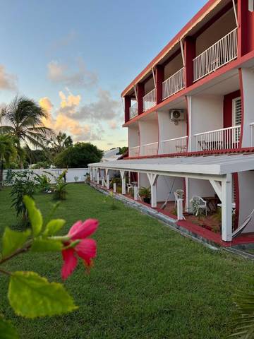 Location de vacances pour 2 personnes, avec vue ainsi que piscine et jardin dans Plage du Grand Macabou