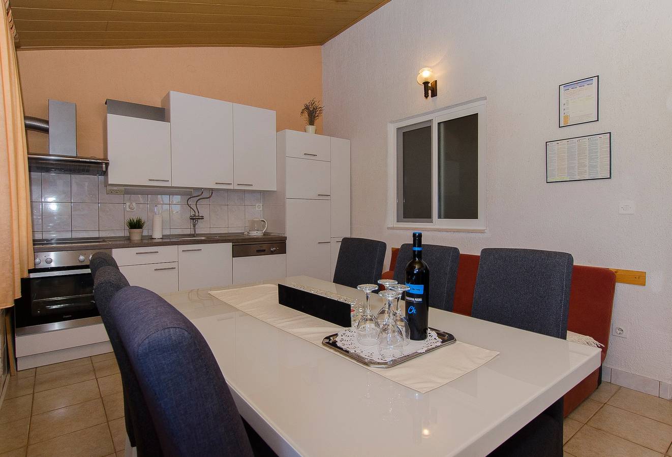 Ganze Wohnung, 3-Zimmer-Ferienwohnung mit Terrasse und Meerblick Supetar, Brac A-7631-a in Supetar, Brac