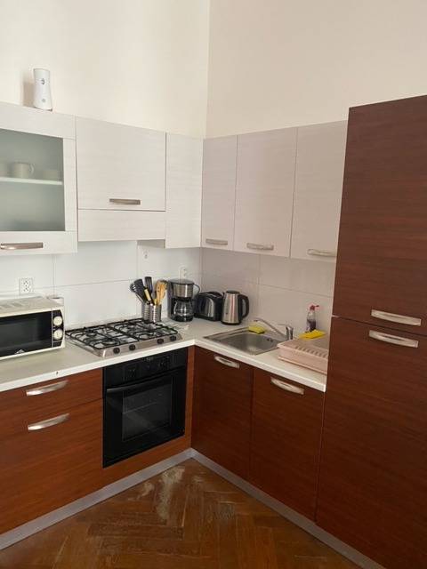 Entire holiday apartment, 3 Bed Flat - Sleeps 10 - Pets - Smoking on terrace in Smíchov, Prague