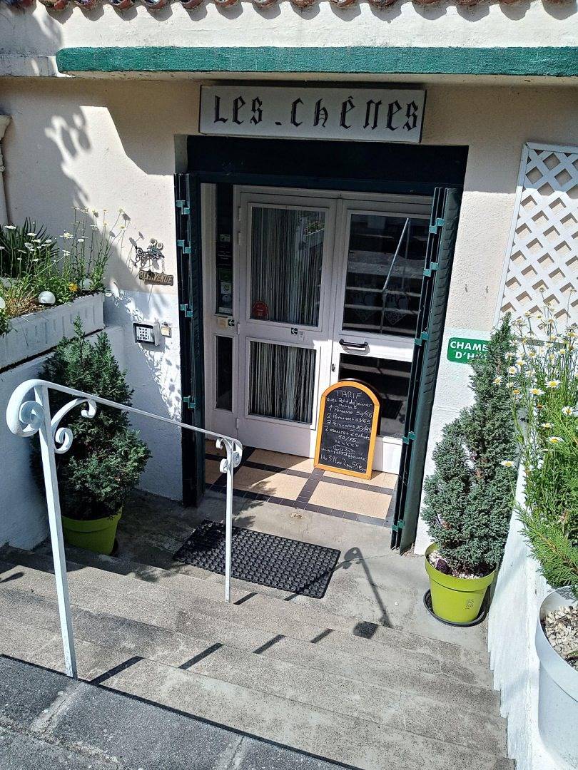 Les Chênes - Chambre 1 Double in Châtel-Guyon, Parc naturel régional des Volcans d'Auvergne