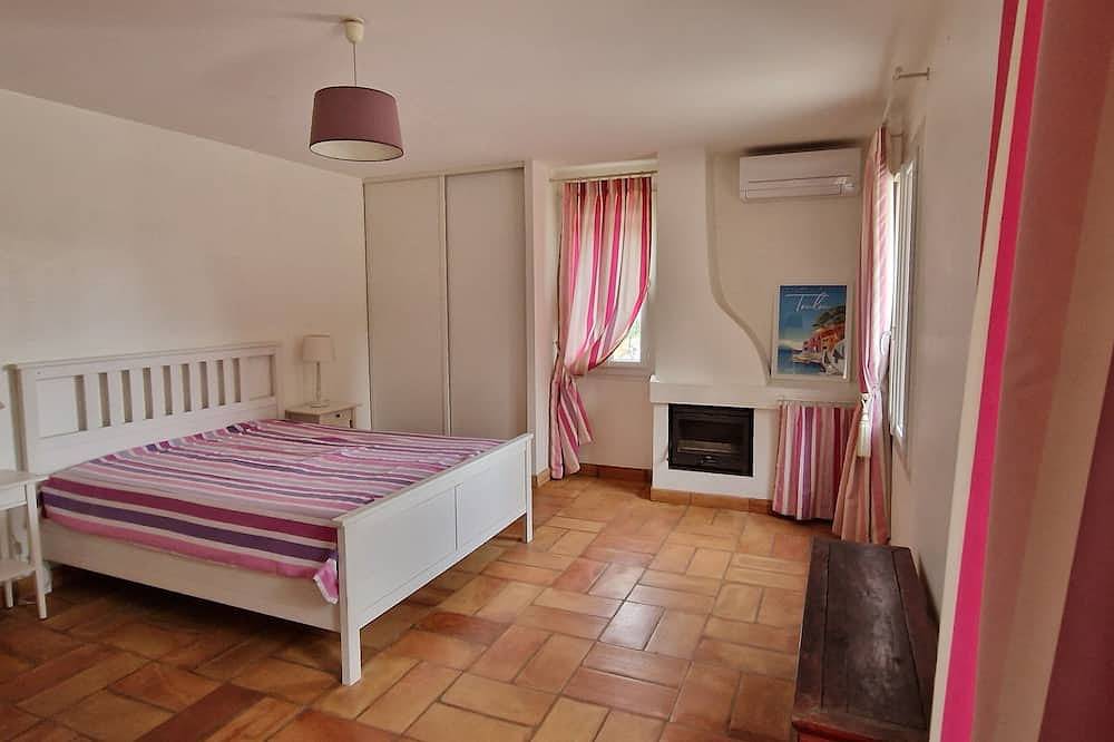 Belle et Grande Villa Avec Piscine au Calme in Cuers, Toulon Region