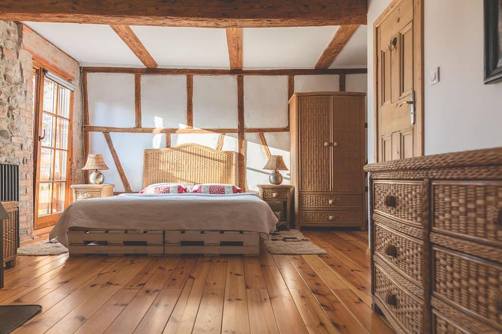 Stary, pełen charakteru kamienny dom u podnóża Gór Izery in Sudety (Polska)