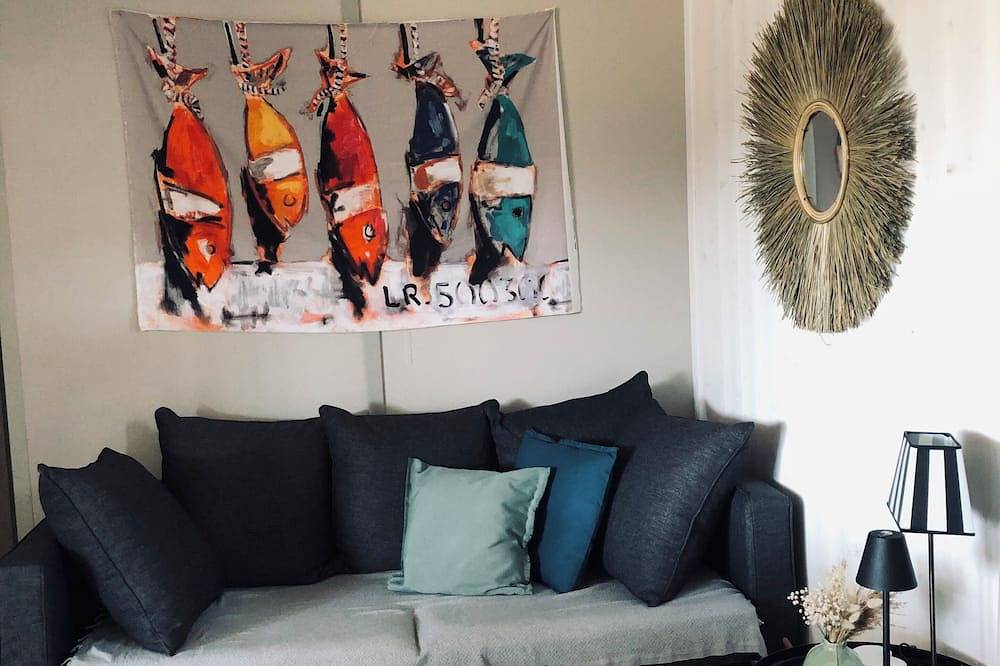 Cottage Cosy 5 Personnes Avec Grande Terrasse les Pieds Presque Dans Leau in Jullouville, Côte de la Déroute