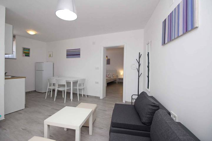 Ganze Ferienwohnung, Ferienwohnung mit Klimaanlage und Internet, in der Nähe vom Meer in Baska, Krk