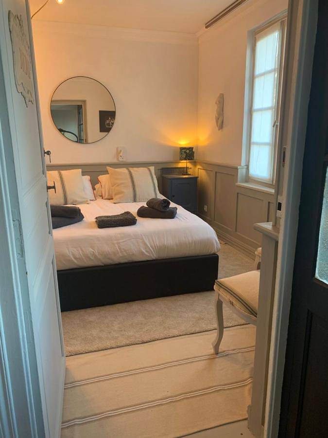 Petit Boudoir The Riverside Retreat in Saint-Même-les-Carrières, Charente