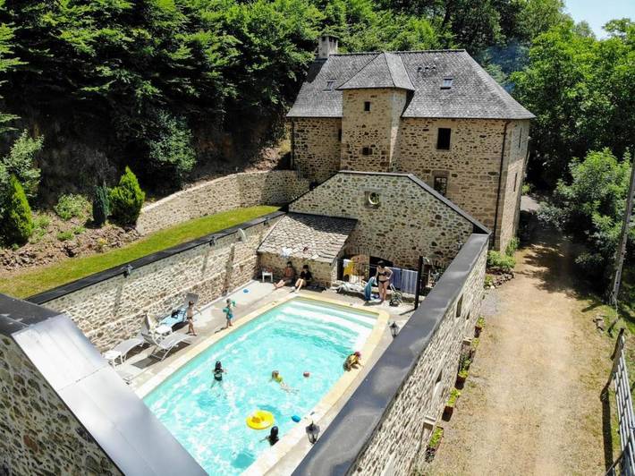 Location de vacances pour 14 personnes, avec Balcon et Terrasse ainsi que Jardin et Piscine à Saint-Martial-de-Gimel