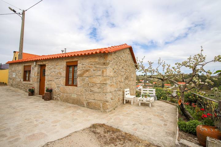 Country House 'Casa Do Avô - Alojamento Sortelha' with Private Garden, Wi-Fi and Air Conditioning in Beira Interior Norte, Sortelha