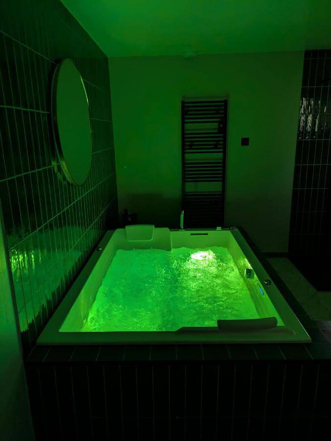 Maison de vacances pour 2 personnes, avec Jacuzzi ainsi que Terrasse et Jardin à Servon