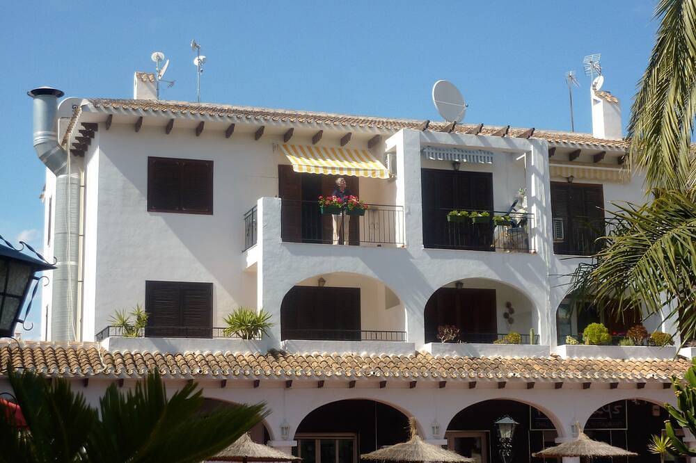 Ganze Wohnung, Modernes Apartment in Südlage mit Blick auf die Plaza in der Nähe aller Annehmlichkeiten in Brisas y Golf, Orihuela