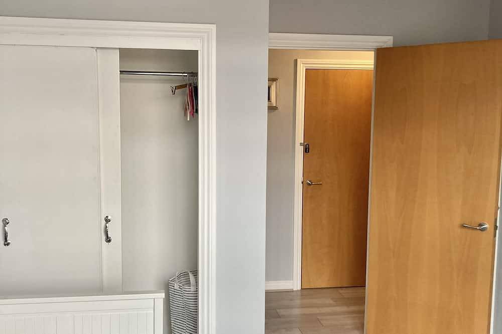 Entire apartment, Stylish 2-bed, 2-bath condo with private balcony in Belfast, County Antrim