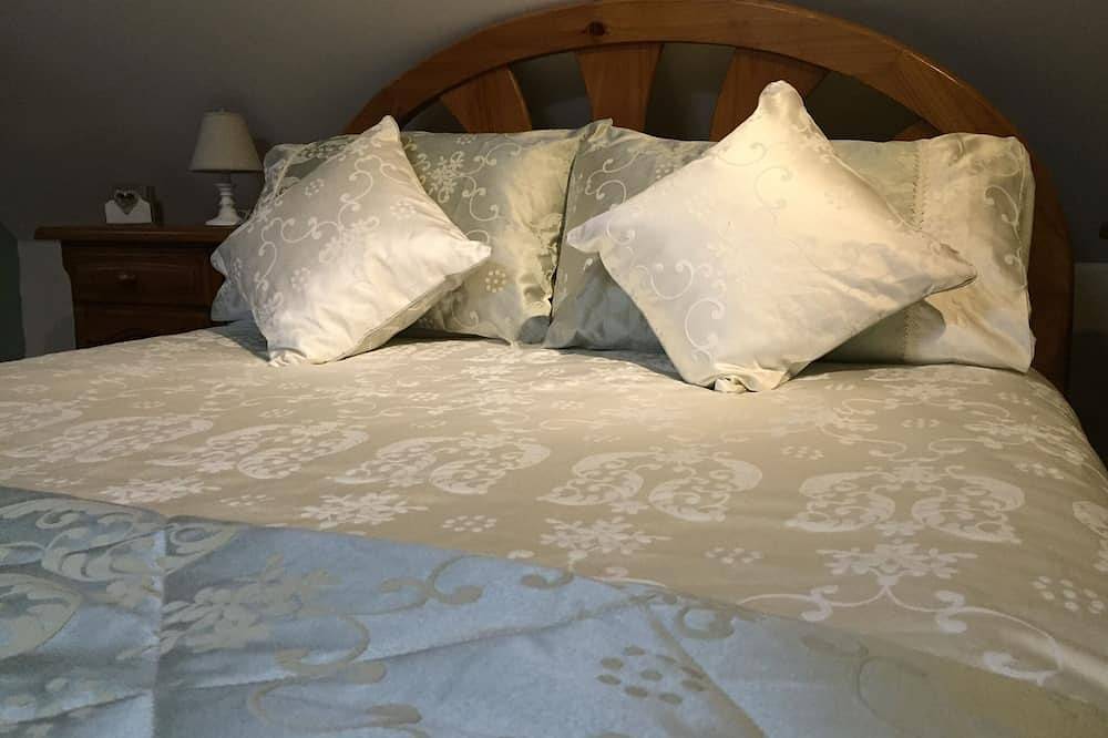 Beautiful luxury restored gîte with private solar heated pool. in Saint-Paul-la-Roche, Parc naturel régional Périgord-Limousin