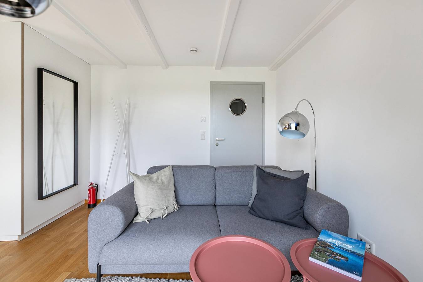 Ganze Wohnung, „Himmelblaue Schönheit unter Reetdach“ großzügig geschnittene Ferienwohnung für zwei Personen im Eg in Pellworm, Nordseeküste