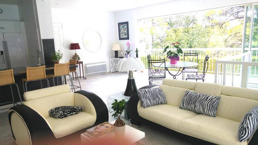 Location de vacances pour 4 personnes, avec vue ainsi que piscine et balcon à Cadolive - 2