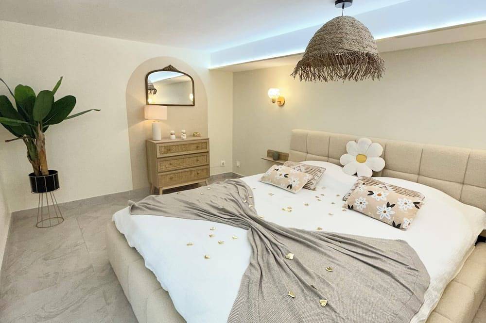 Entire apartment, Romantic Jacuzzi & Cinema Suite - Casacocoonspa in Tremblay-en-France, Seine-Saint-Denis