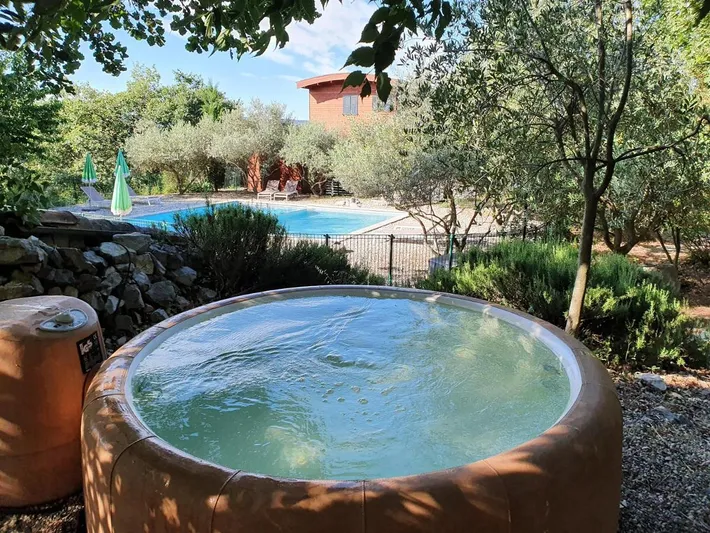 Camping pour 2 personnes, avec piscine et jardin ainsi que bassin pour enfant et vue, animaux acceptés - 1