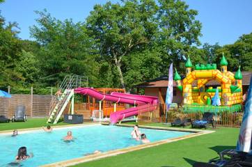 Camping pour 4 personnes, avec jardin ainsi que vue et piscine dans l' Ariège