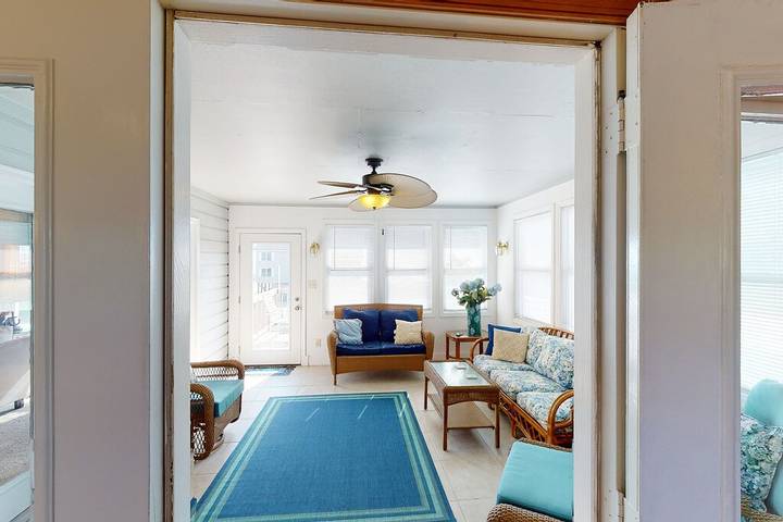 Vacation rental for 14 people, with balcony in Sandbridge