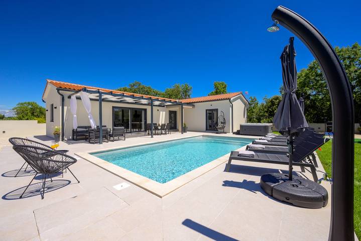 Villa pour 6 personnes, avec terrasse ainsi que piscine et jardin à Kavran - 4