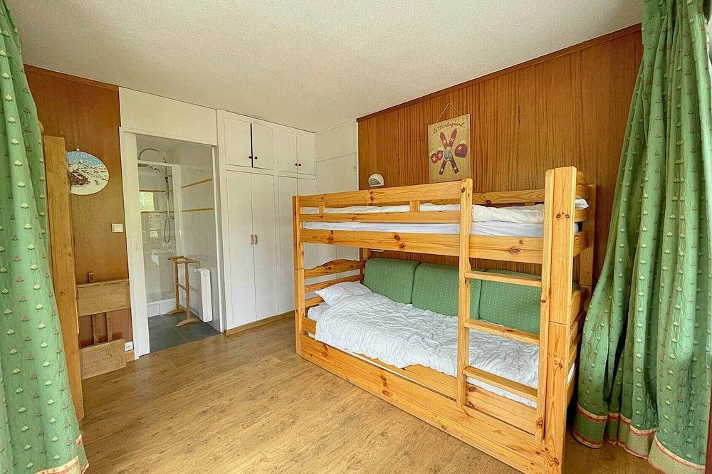 Entire apartment, Ski-in/Ski-out Apartment for 5 with Balcony, Near Amenities in La Croisette, Les Menuires in Les Menuires, Saint-Martin-de-Belleville