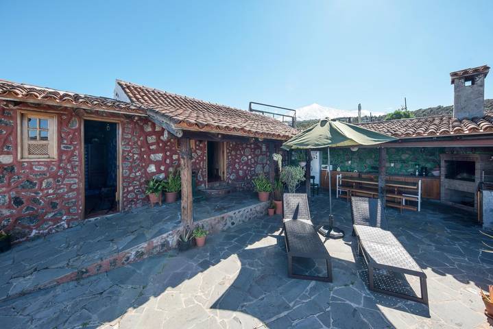 Rural Holiday Home ‘Finca Mar y Teide’ with Sea View, Mountain View, Wi-Fi & Terrace in Las Longueras, La Guancha