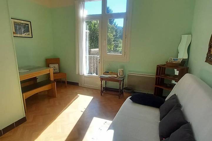 Appartement entier, Appartement avec terrasse en ville et au calme. Animaux de compagnie acceptés in Saint-Jean-du-Gard, Parc national des Cévennes