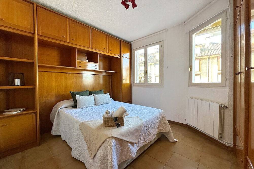 Entire apartment, Charming Tourist Apartment in Somo with Large Terrace! in Somo, Ribamontán al Mar