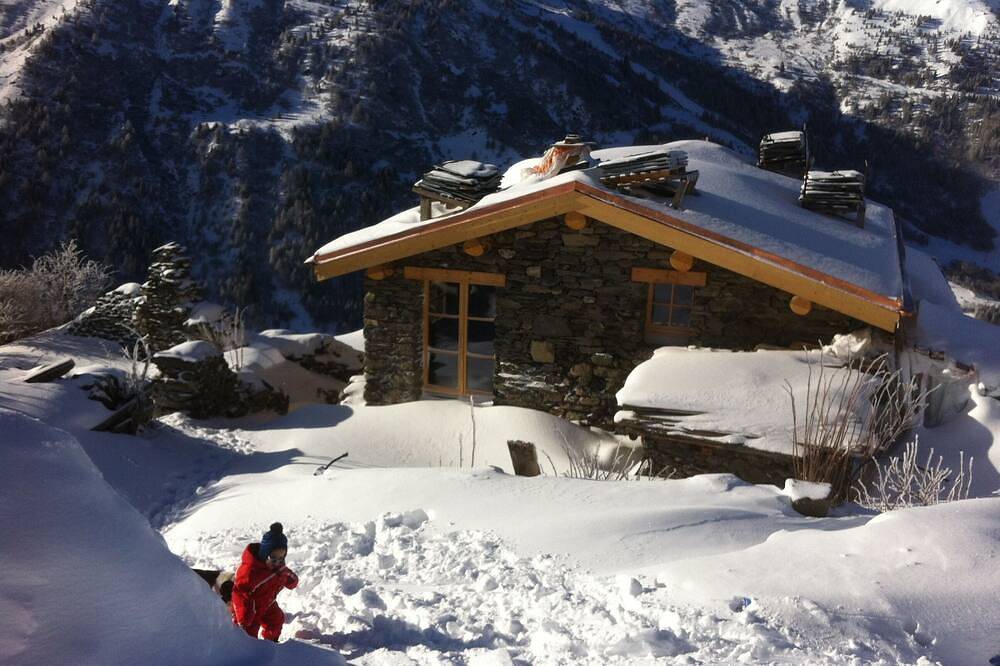 Charming chalet on a ski slope at 5550 feet altitude overlooking the valley; in Valmeinier, Saint-Jean-de-Maurienne region