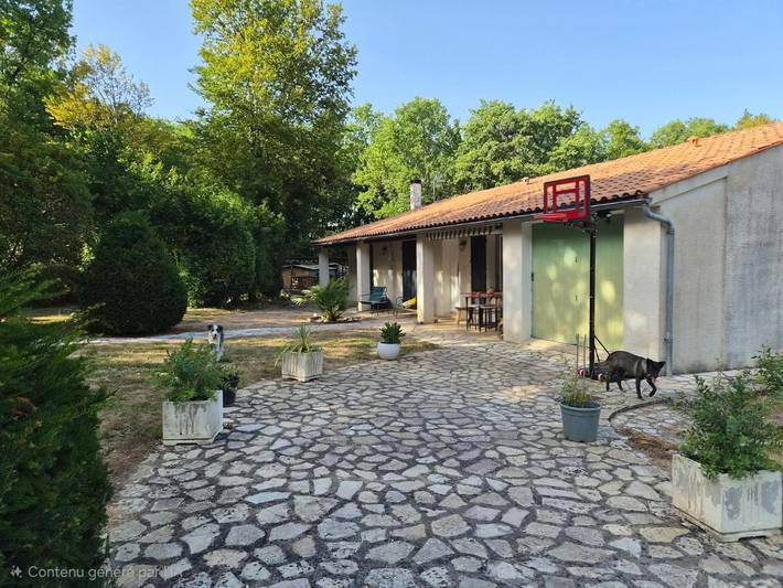Location de vacances pour 6 personnes, avec piscine et jardin à Mazeray