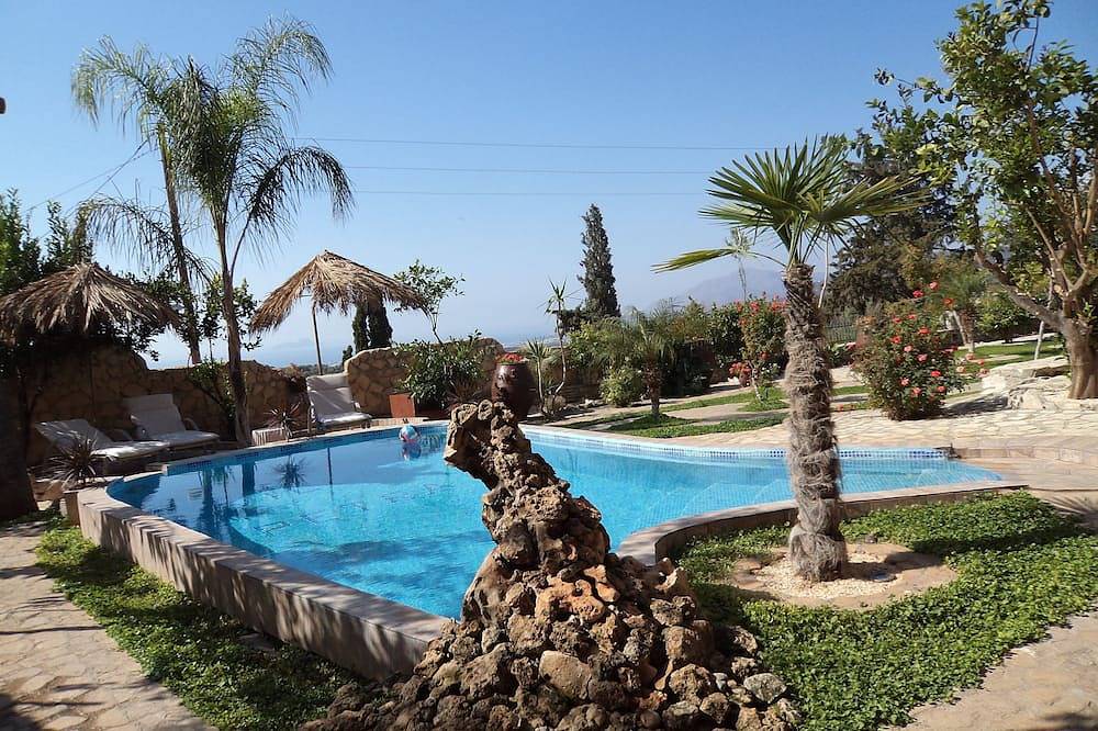 Prive-paradijs met verwarmd zwembad, prachtig uitzicht en grote tuin in Iraklio-Heraklion en omgeving