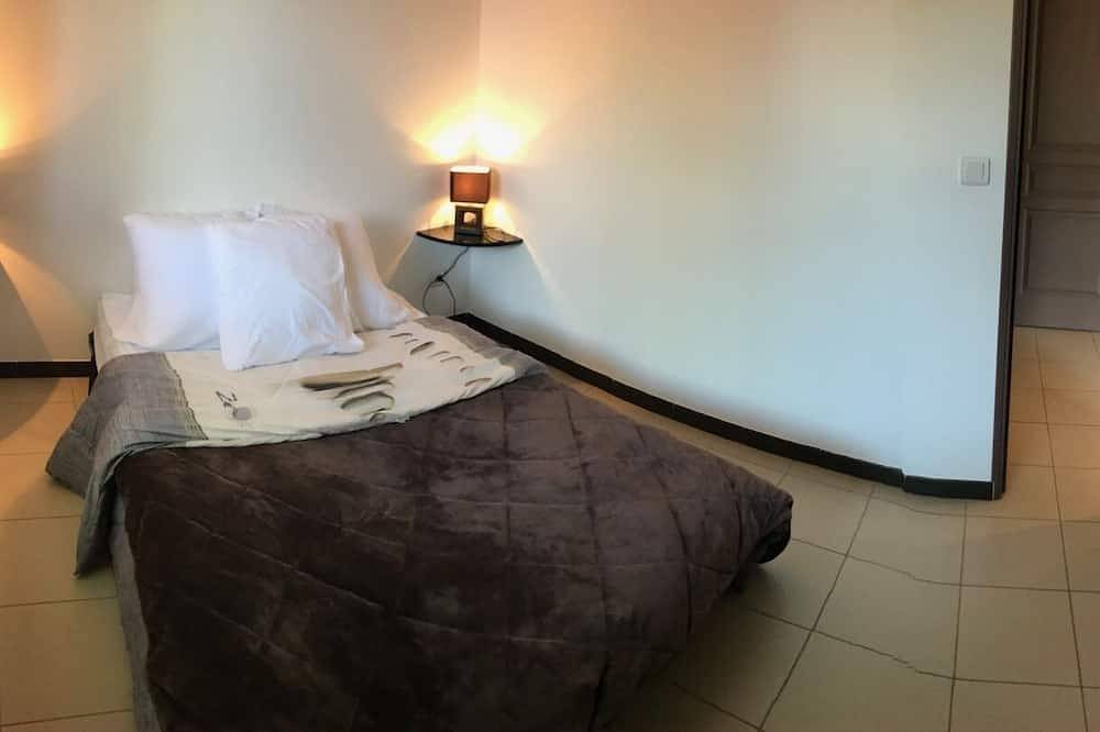 Seaside residence, fully-equipped air-conditioned villas with private beach access in Poggio-Mezzana, Corte region