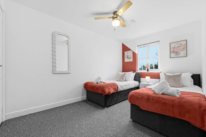 House Sleeps 9 with Enclosed Garden in Solihull, Région de Birmingham